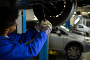 Mecânico inspecionando automóvel.